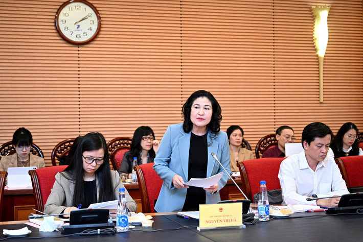 Thứ trưởng Bộ Nội vụ Nguyễn Thị Hà trình bày báo cáo