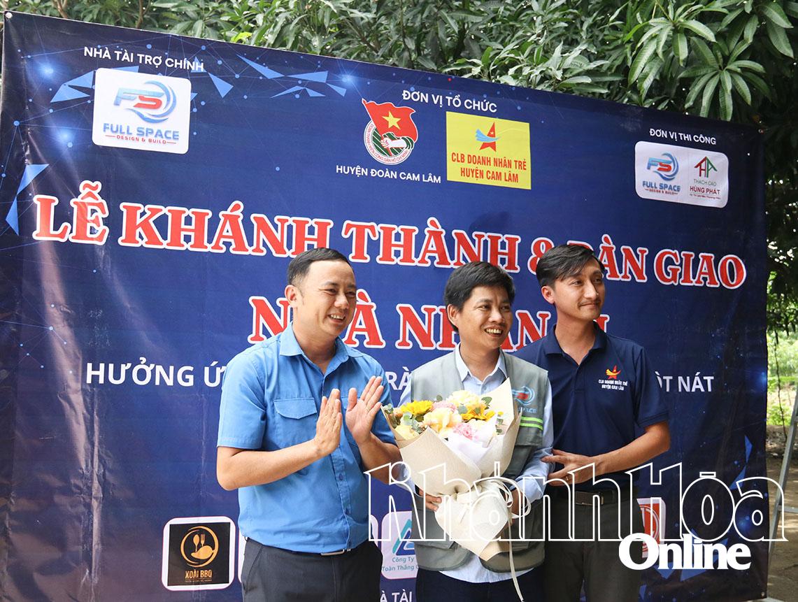 សហភាពយុវជនស្រុកខេមឡាំ និងក្លឹបសហគ្រិនវ័យក្មេងស្រុកខេមឡាំ ជូនផ្កាថ្លែងអំណរគុណដល់ក្រុមហ៊ុន Full Space Construction One Member Co., Ltd - អ្នកឧបត្ថម្ភធំ។