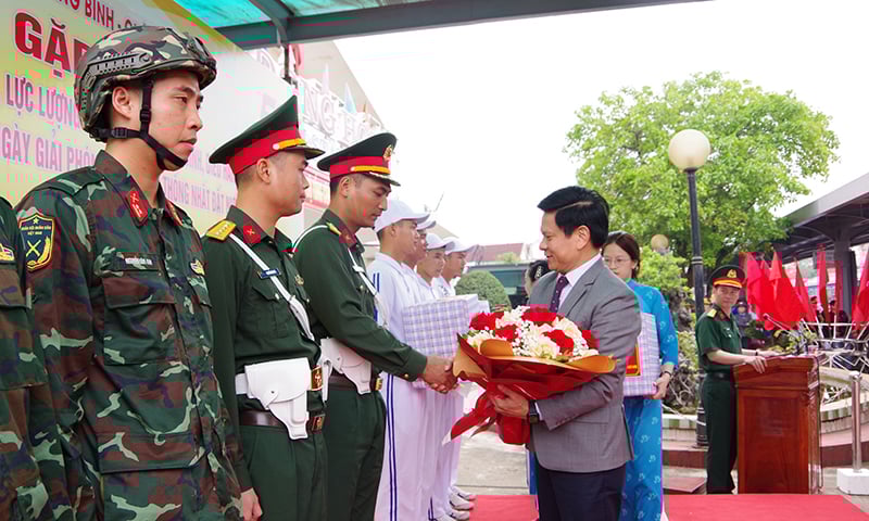 អនុប្រធានក្រុមប្រឹក្សាប្រជាជនខេត្ត Le Vinh The ជូនអំណោយដល់ក្រុមការងារ។