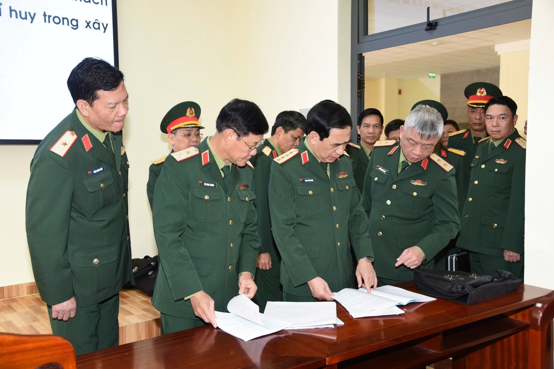 General Phan Van Giang inspects the lecture hall system at the Army Academy.