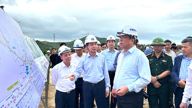 Bộ trưởng Bộ Xây dựng Trần Hồng Minh kiểm tra hiện trường cao tốc qua tỉnh Phú Yên.