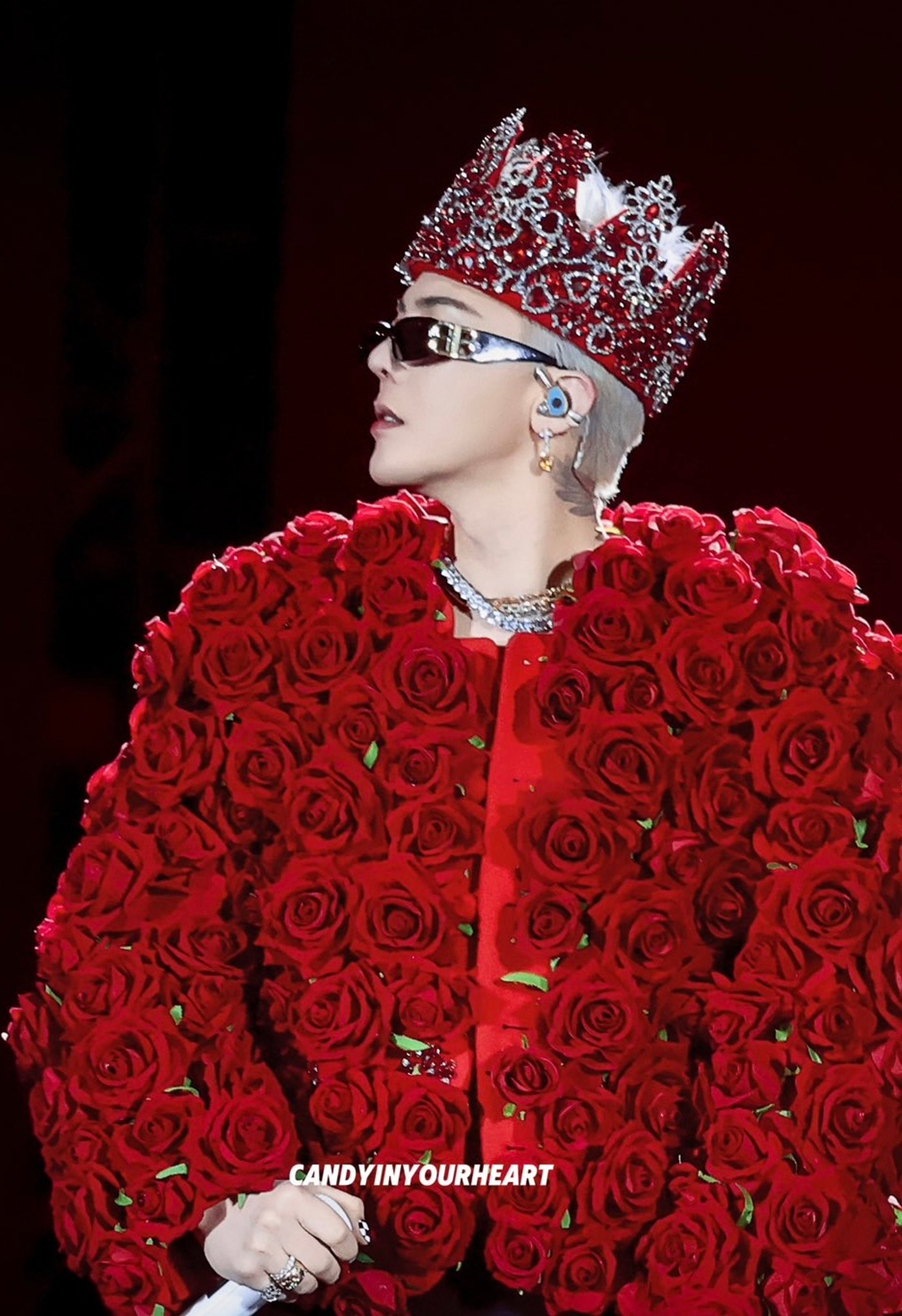 G-Dragon gây sốt khi diện áo hoa hồng, trang sức kim cương chục tỷ đồng - 2