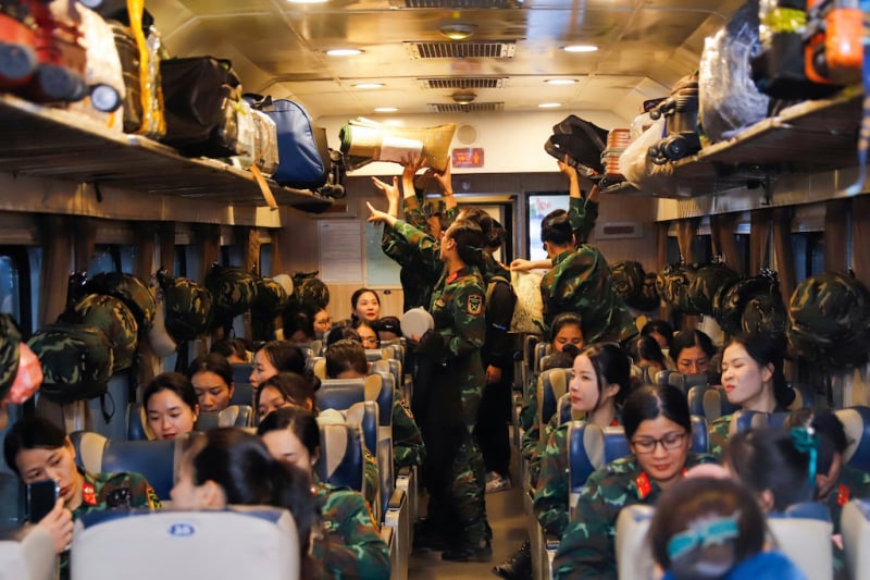 The Ministry of National Defense's parade and marching groups began marching to the South -0