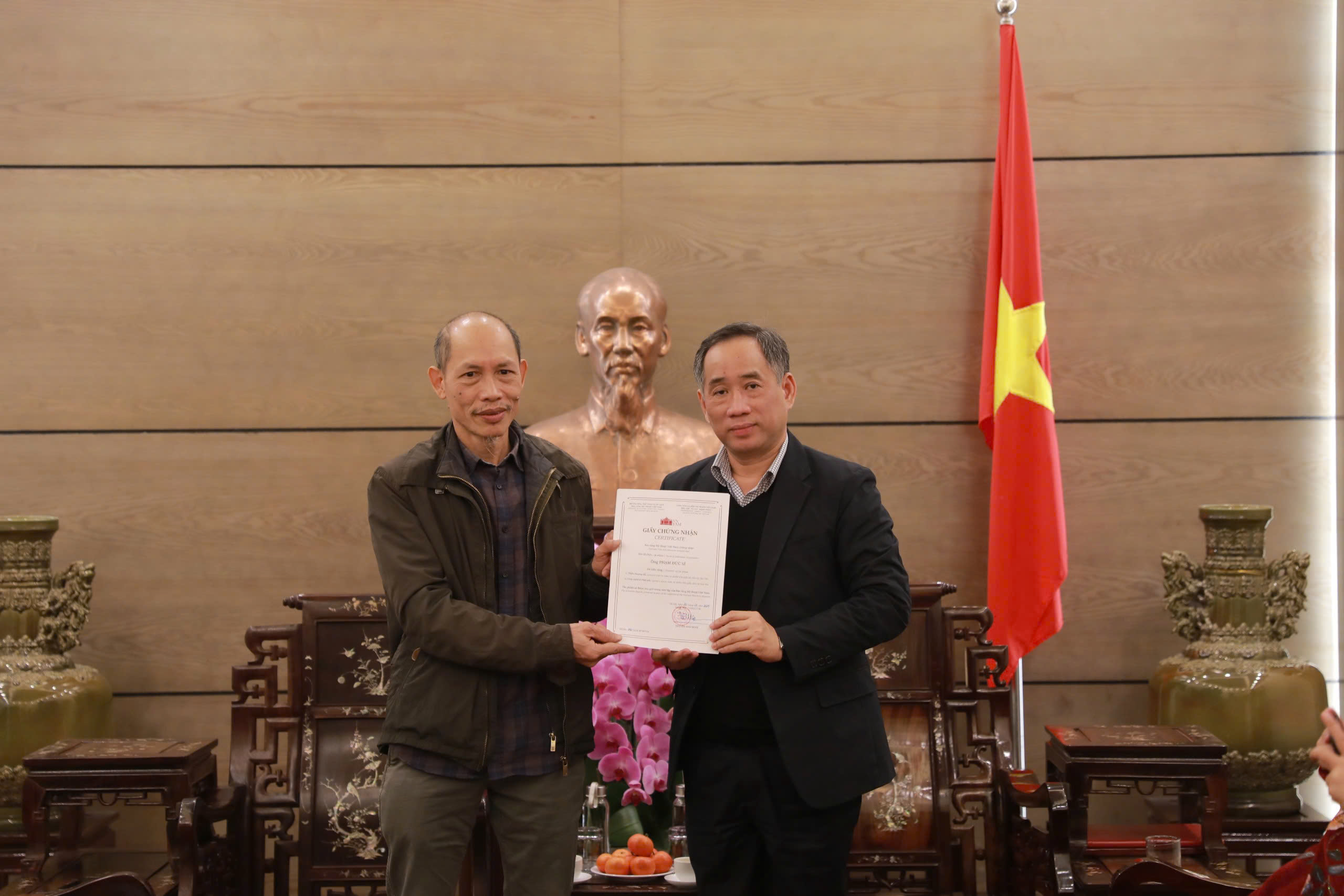 bao-tang-my-thuat-viet-nam-tiep-nhan-hai-buc-tranh-co-quy-hiem-1.jpeg