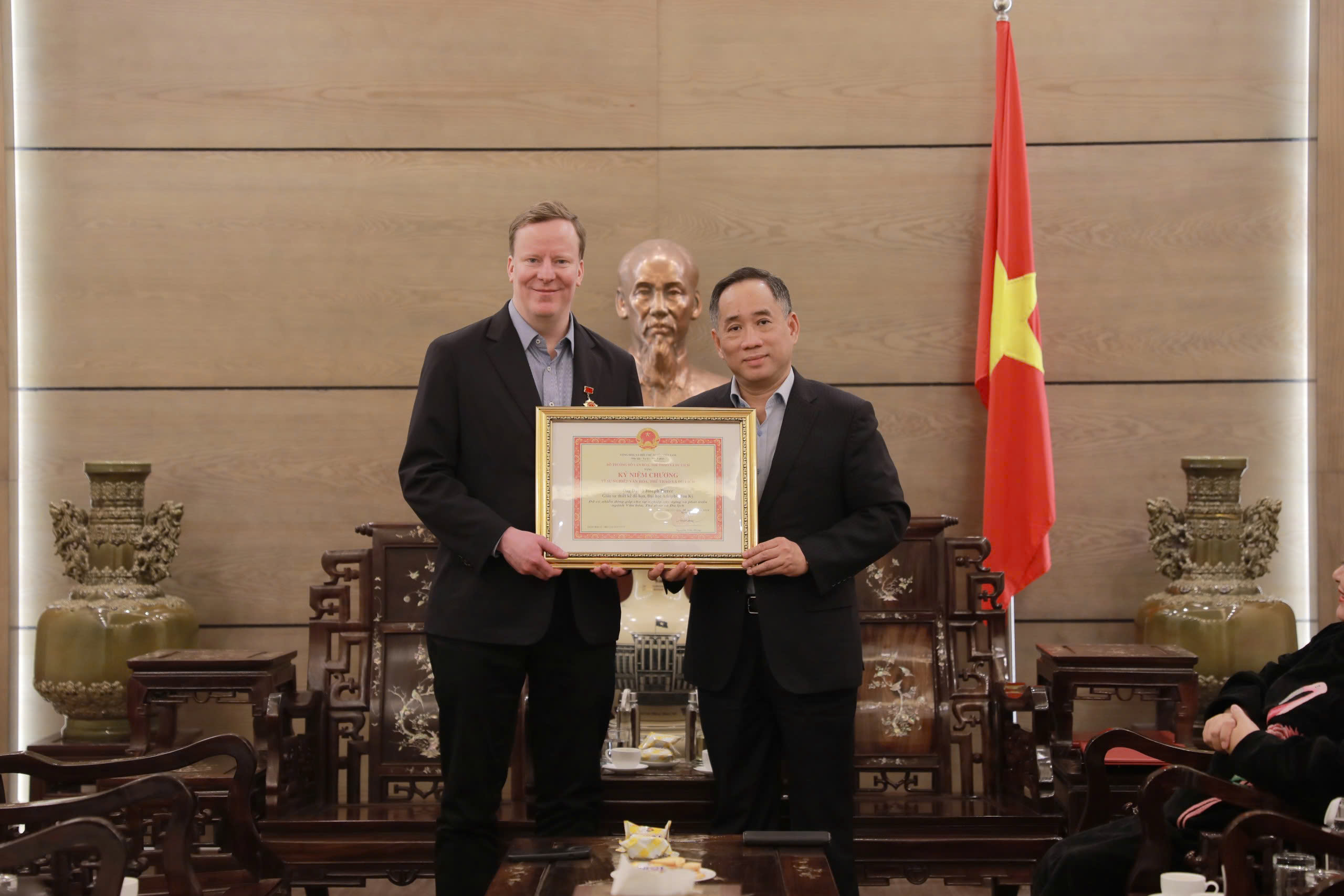 Awarding the medal for the career of culture, sports and tourism to professor david-joseph-pierce-2.jpeg