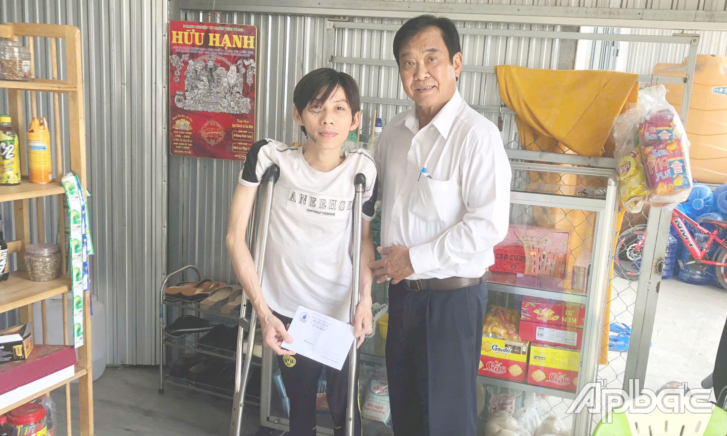 カイベー県枯葉剤被害者協会会長のトラン・ヴァン・ヌー氏が枯葉剤被害者に贈り物を贈呈した。