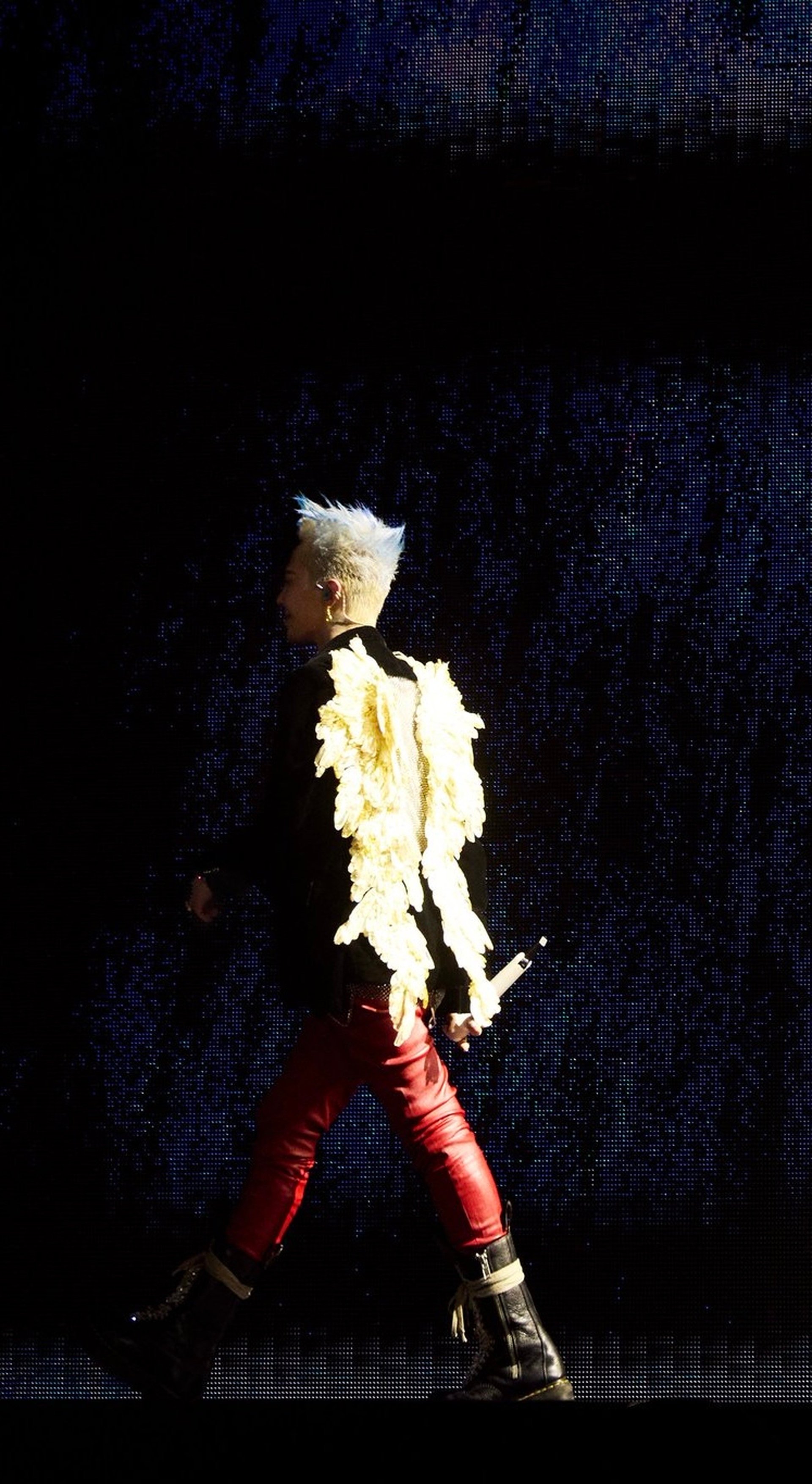 G-Dragon gây sốt khi diện áo hoa hồng, trang sức kim cương chục tỷ đồng - 5