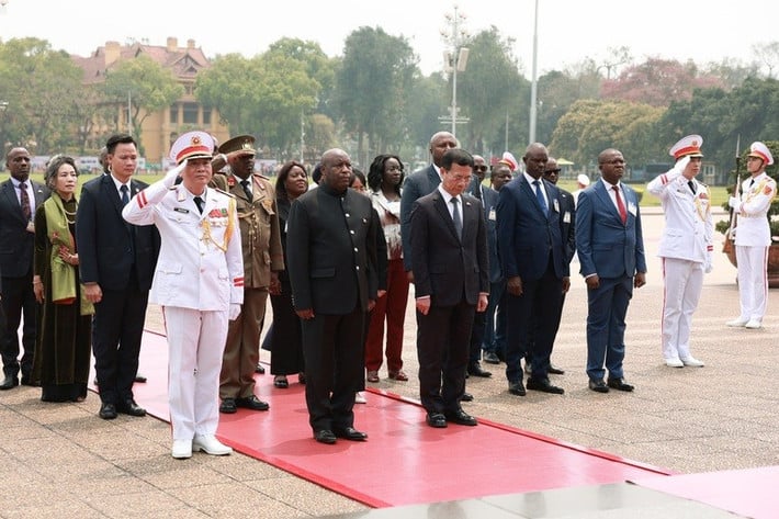 Tổng thống nước Cộng hòa Burundi Évariste Ndayishimiye đặt vòng hoa và vào Lăng viếng Chủ tịch Hồ Chí Minh. Ảnh: VGP/Nhật Bắc
