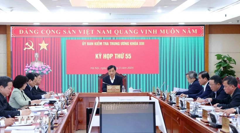 លោក Nguyen Duy Ngoc សមាជិកការិយាល័យនយោបាយ លេខាគណៈកម្មាធិការមជ្ឈិមបក្ស ប្រធានគណៈកម្មាធិការអធិការកិច្ចមជ្ឈិមបានដឹកនាំកិច្ចប្រជុំ។ (រូបថត៖ Phuong Hoa/VNA)