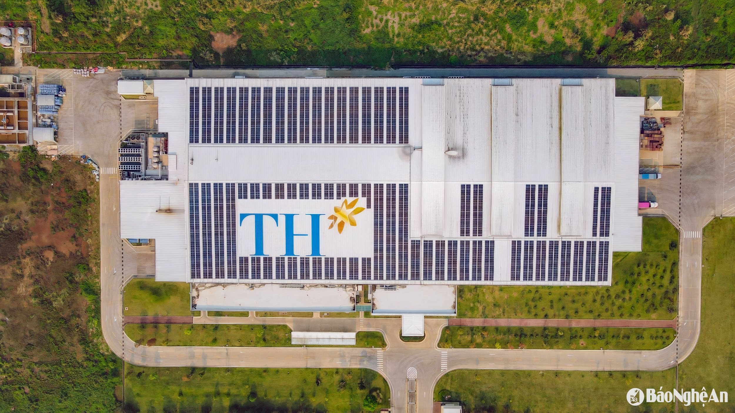 ヌイティエン純水工場の太陽光発電システム。写真: TH