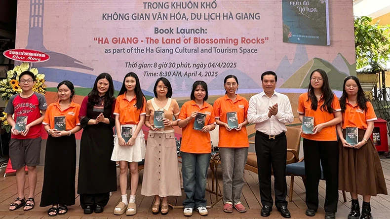 Ra mắt cuốn sách “Hà Giang - miền đá nở hoa” ảnh 2