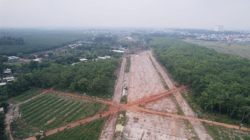 Mặt bằng thi công trên tuyến cao tốc Biên Hòa - Vũng Tàu vẫn chưa được bàn giao liền mạch, nhiều vị trí còn loang lổ như da beo.