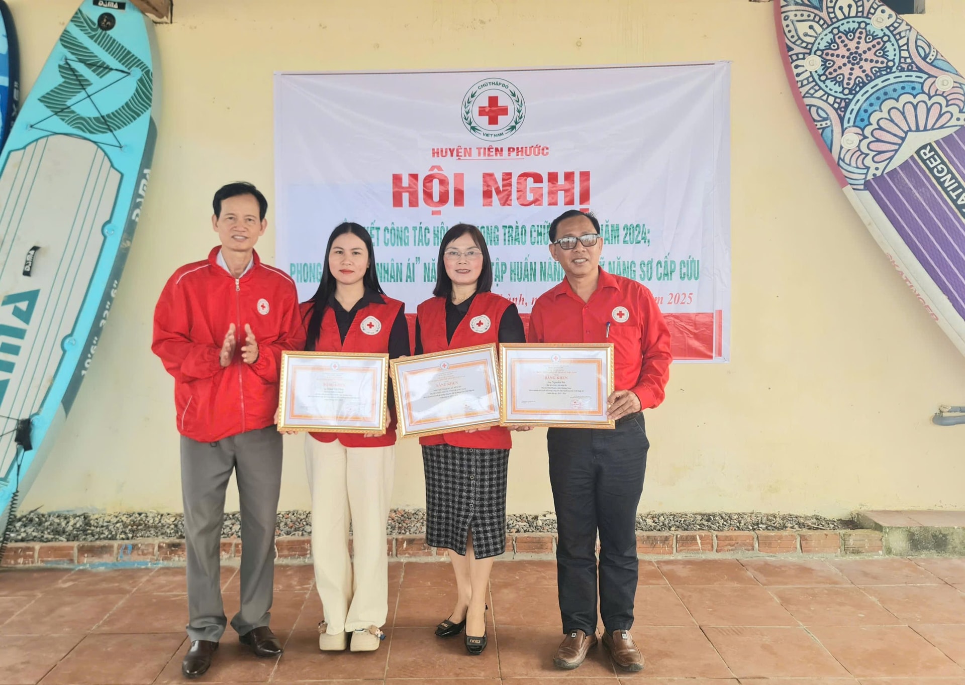 Outstanding Association officials received Certificates of Merit from the Central Committee of the Vietnam Red Cross Association - photo by LVH