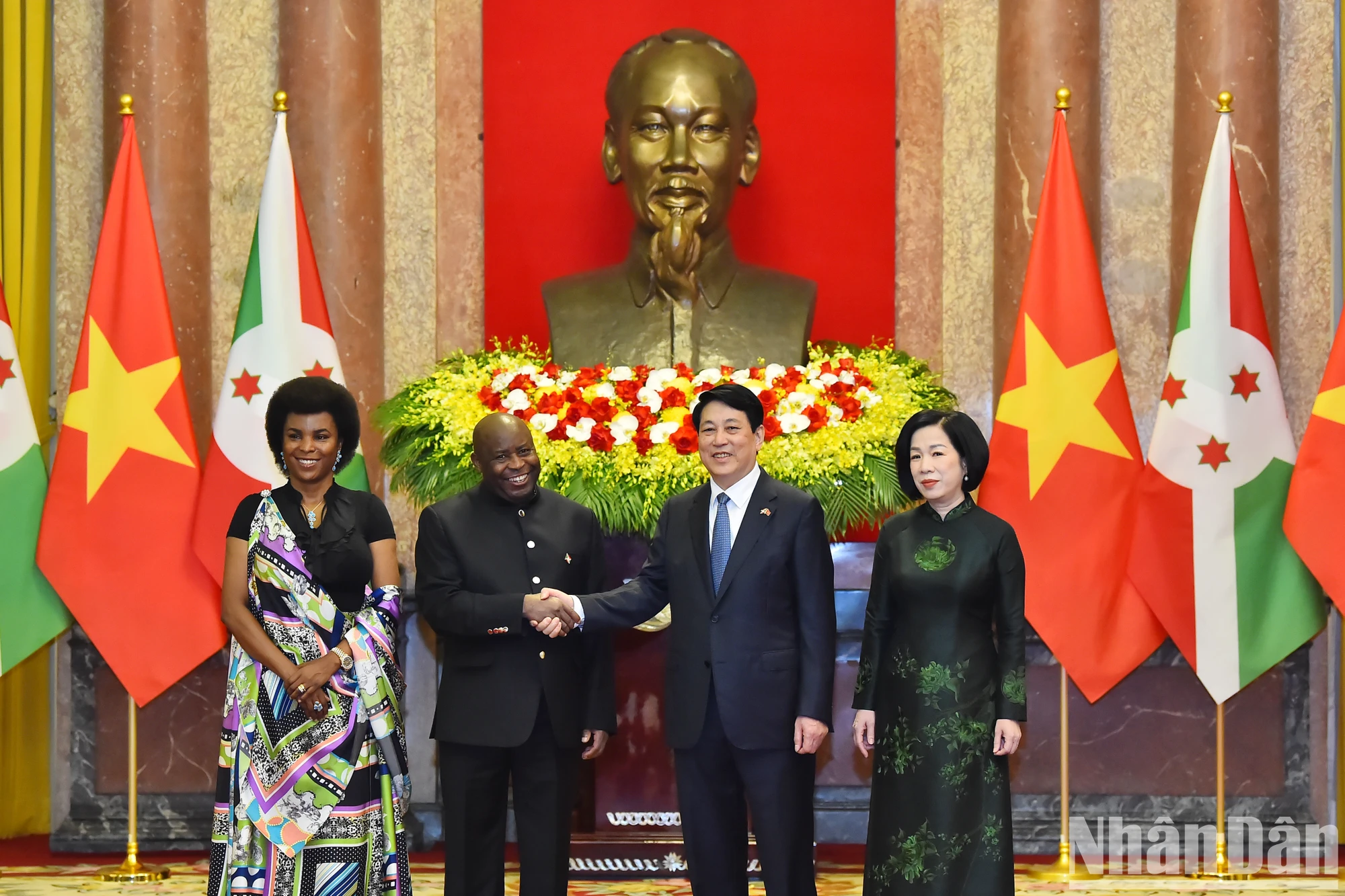 [រូបថត] ប្រធានរដ្ឋ Luong Cuong ធ្វើជាអធិបតីក្នុងពិធីស្វាគមន៍ជាផ្លូវការសម្រាប់ប្រធានាធិបតី Burundian Évariste Ndayishimiye រូបថត 6