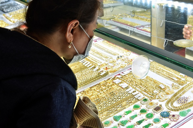 Giá vàng hôm nay, 4-4: Giảm sốc rồi tăng rất mạnh- Ảnh 1.