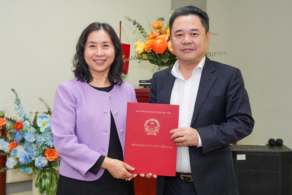 Phó Thống đốc NHNN Nguyễn Ngọc Cảnh trao Quyết định Quyền Vụ trưởng Vụ HTQT đối với bà Hoàng Thị Phương Hạnh