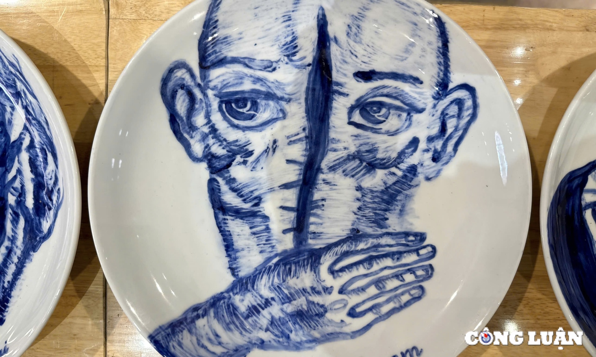 Admire the greeting card products of 42 artists at Hoa Hinh 5