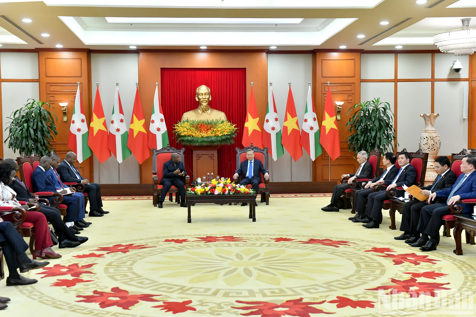 [រូបថត] អគ្គលេខាធិការ To Lam ទទួលប្រធានាធិបតីនៃសាធារណរដ្ឋប៊ូរុនឌី Évariste Ndayishimiye រូបថត 6