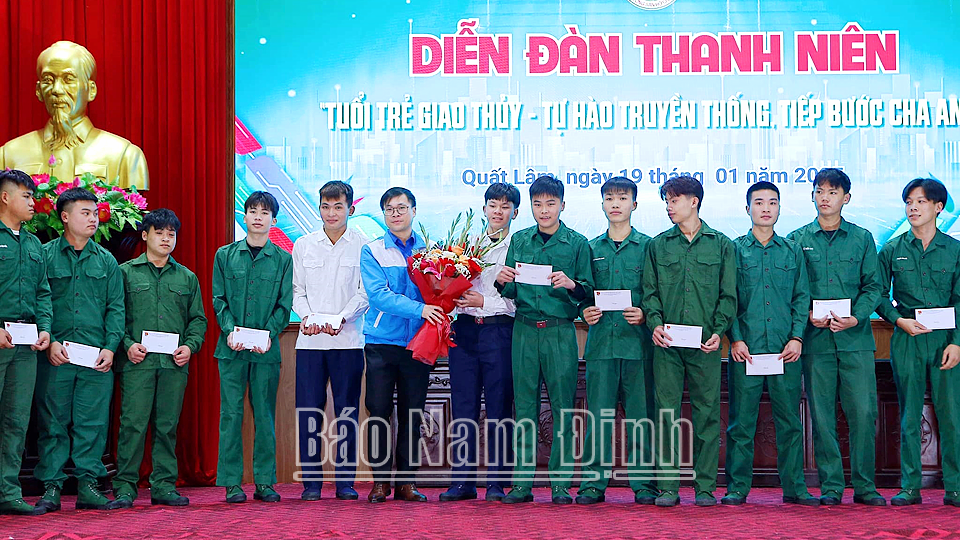 Giao Thuy District Youth Union gives gifts to encourage young people to join the army.