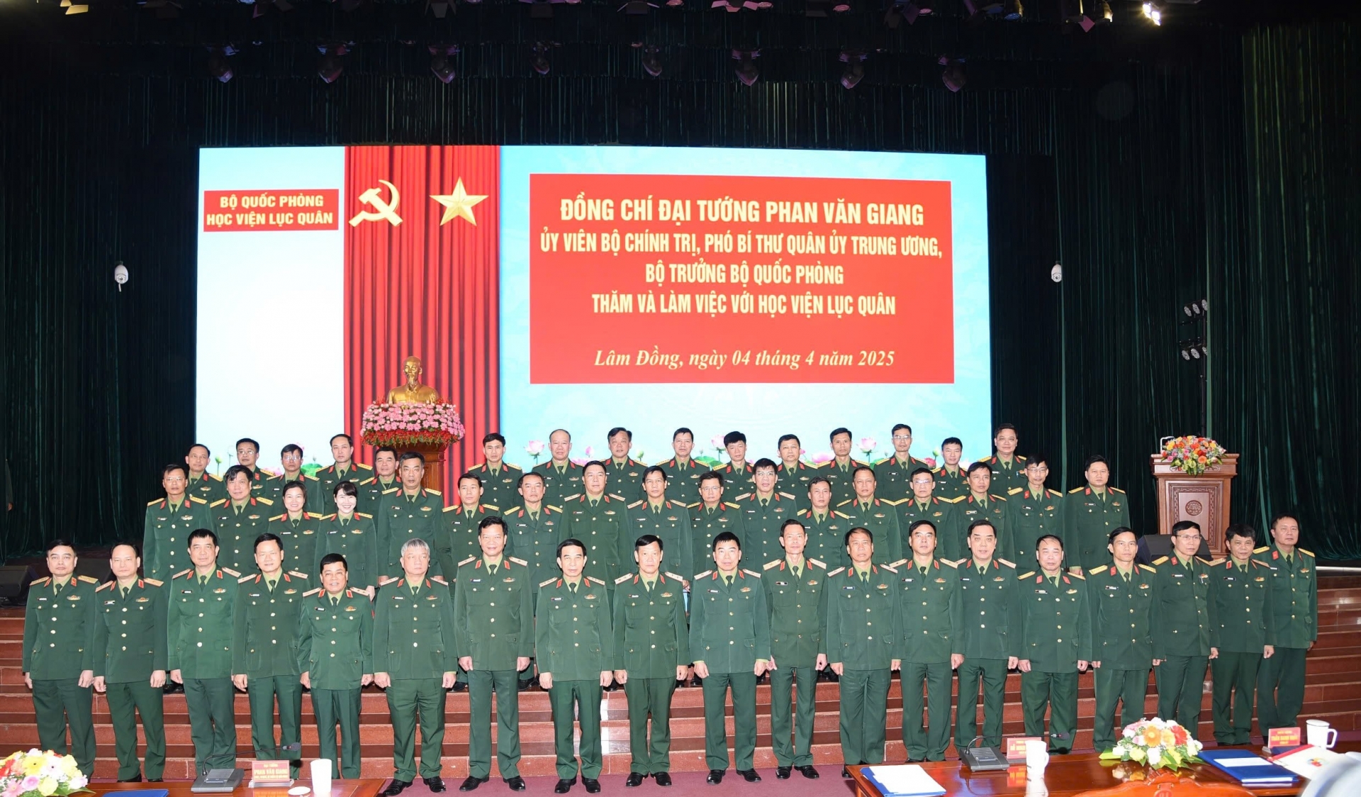 General Phan Van Giang and the delegation of the Ministry of National Defense took a souvenir photo with the entire Board of Directors and heads of departments and offices of the Army Academy.
