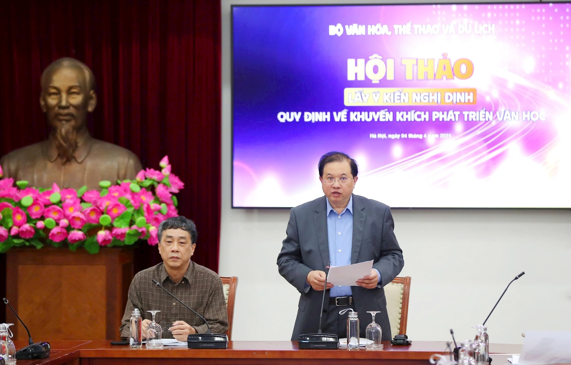 ta-quang-dong-hoi-thao-van-hoc.jpg