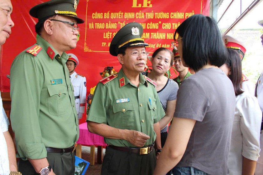 Major General Tran Duc Tai and representatives of local government leaders also visited and presented gifts of encouragement to the relatives of martyr Nguyen Pham Thanh Nhan.