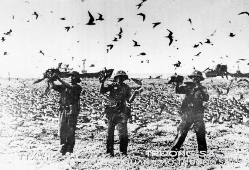 Soldiers on Chim Island (Truong Sa archipelago) guard and protect the island. (Photo: VNA)