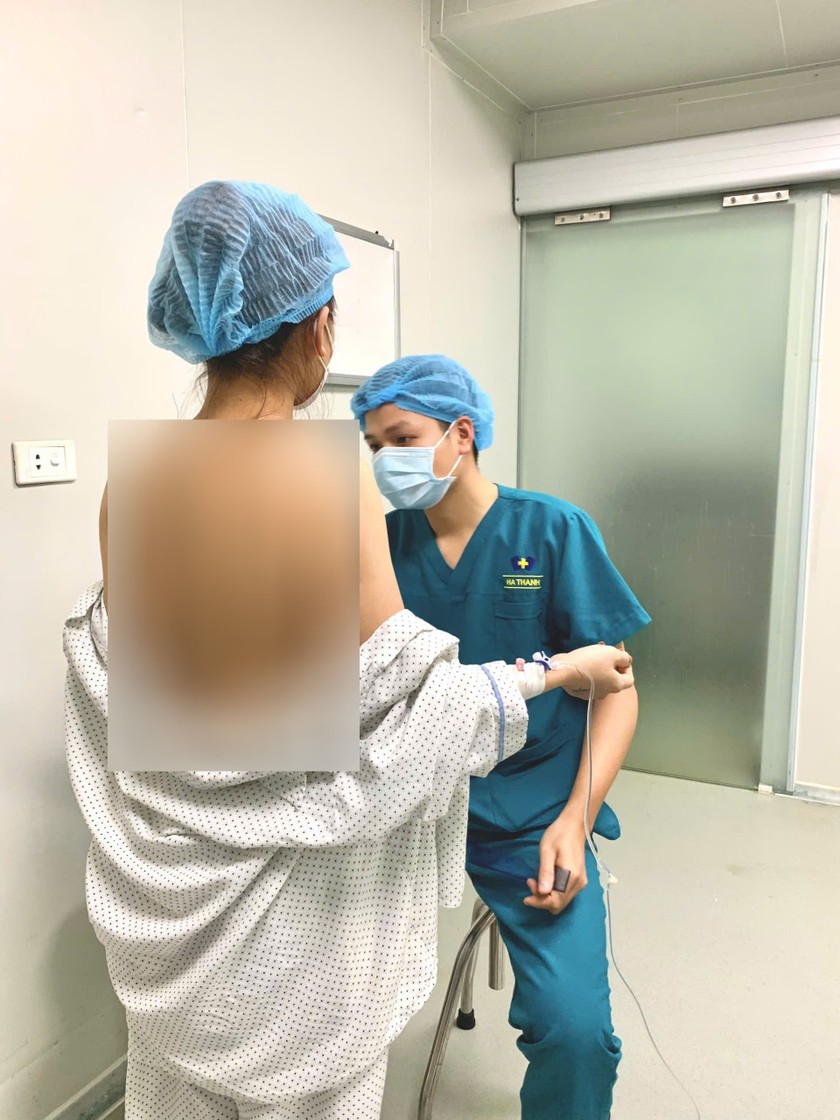 Bác sĩ phẫu thuật thẩm mỹ Phạm Tú, Bệnh viện Đa khoa Hà Thành đang thăm khám, tư vấn nâng ngực cho bệnh nhân.