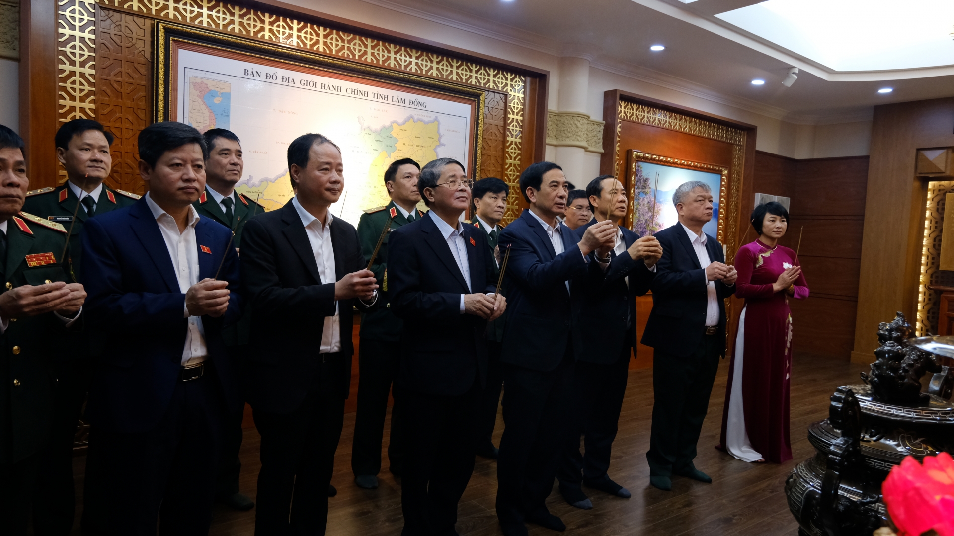 នាយឧត្តមសេនីយ៍ Phan Van Giang សមាជិកការិយាល័យនយោបាយ អនុលេខាគណៈកម្មាធិការមជ្ឈិមបក្ស រដ្ឋមន្ត្រីក្រសួងការពារជាតិ និងសមមិត្តក្នុងគណៈប្រតិភូមជ្ឈិម បានអញ្ជើញអុជធូបនៅបន្ទប់រំលឹកវិញ្ញាណក្ខន្ធពូហូ នៅគណៈកម្មាធិការបក្សខេត្ត Lam Dong។