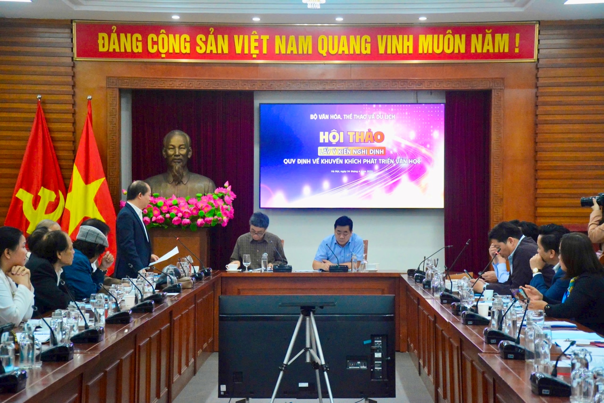 quang-canh-hoi-thao-van-hoc.jpg