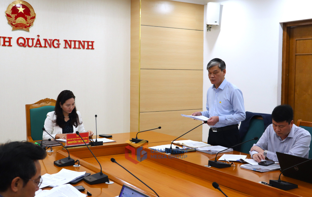 Los líderes de la Junta de Gestión de la Bahía de Ha Long informaron sobre los productos turísticos de la bahía.