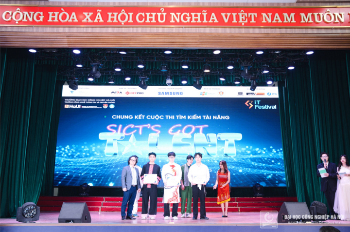 Ông Vũ Đức Thuận - Phó Giám đốc Công ty TNHH VTI Education trao giải khuyến khích Cuộc thi tài năng SICT’s Got Talent.