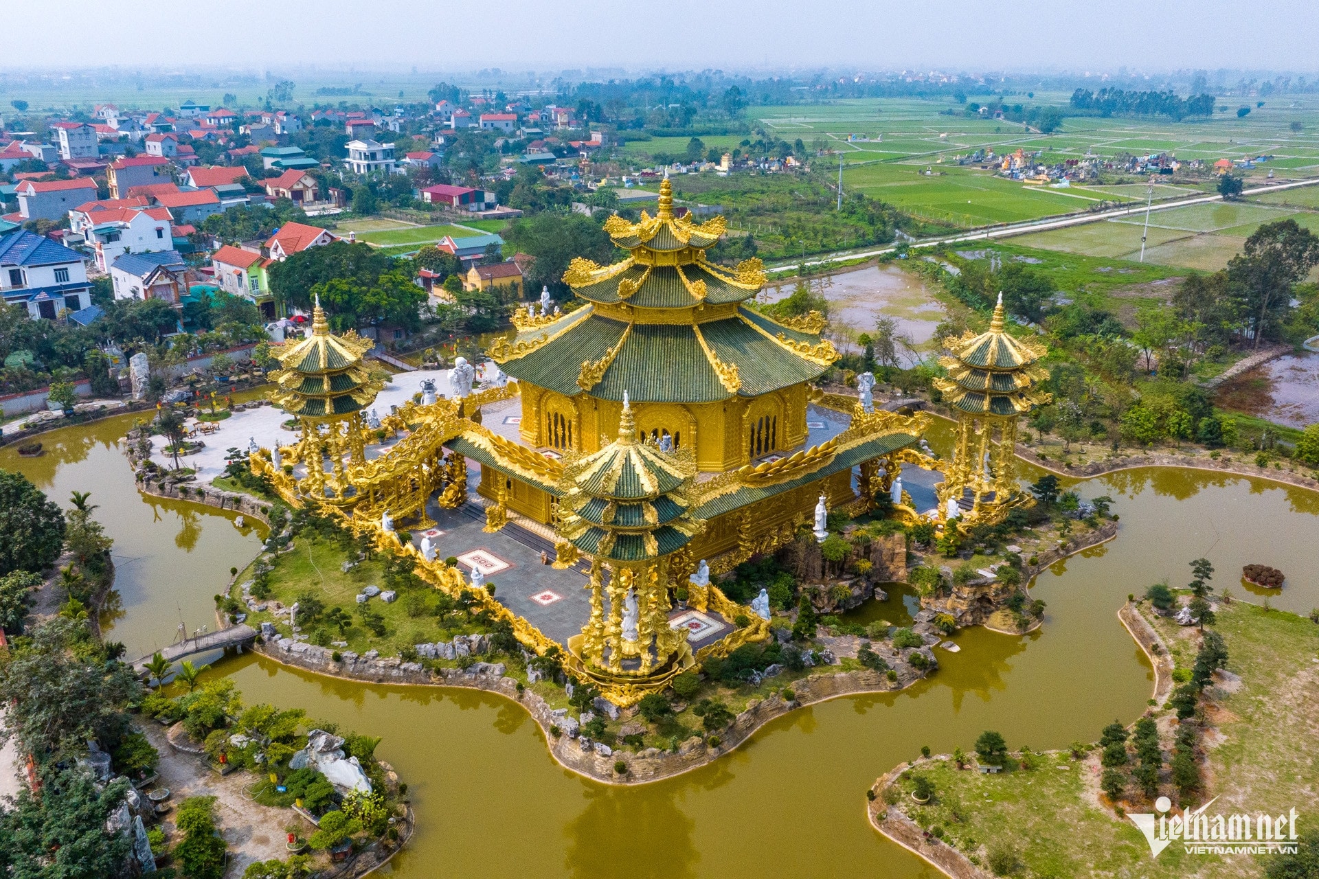W-golden land_1.jpg