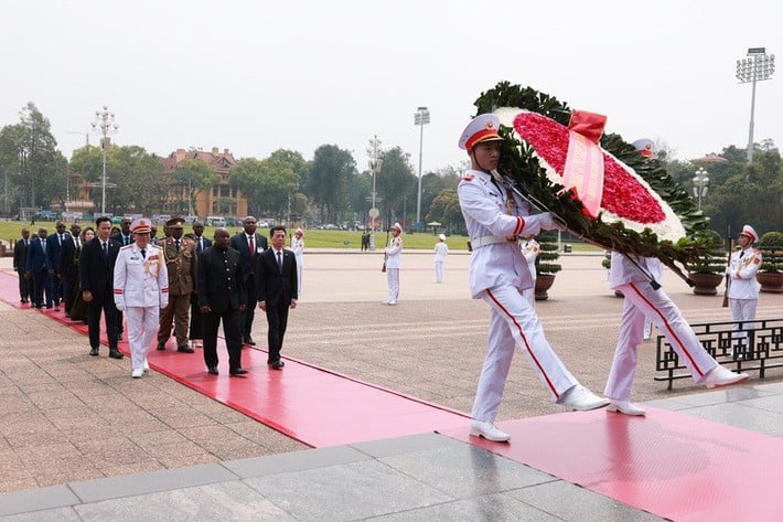 Tổng thống nước Cộng hòa Burundi Évariste Ndayishimiye đặt vòng hoa và vào Lăng viếng Chủ tịch Hồ Chí Minh. Ảnh: VGP/Nhật Bắc