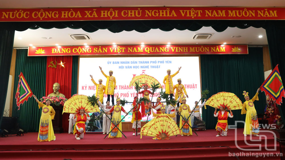 សមាជិកនៃសមាគមអក្សរសាស្រ្ត និងសិល្បៈទីក្រុង។ Pho Yen សម្តែង​ការ​សម្តែង​ដែល​រៀបចំ​ដោយ​ខ្លួន​ឯង​ក្នុង​ពិធី​គម្រប់​ខួប។