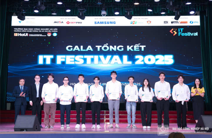 TS. Phạm Văn Hà - Phó hiệu trưởng trường Công nghệ Thông tin và Truyền thông, HaUI, ông Võ Đình Thiết - Marketing Manager Công ty cổ phần DEVPRO và bà Bùi Ngọc Hà - Giám đốc thu hút nhân tài Công ty Cổ phần MISA trao giải nhì các phần thi học thuật, kỹ năng Ngày hội Công nghệ Thông tin “IT Festival 2025”.