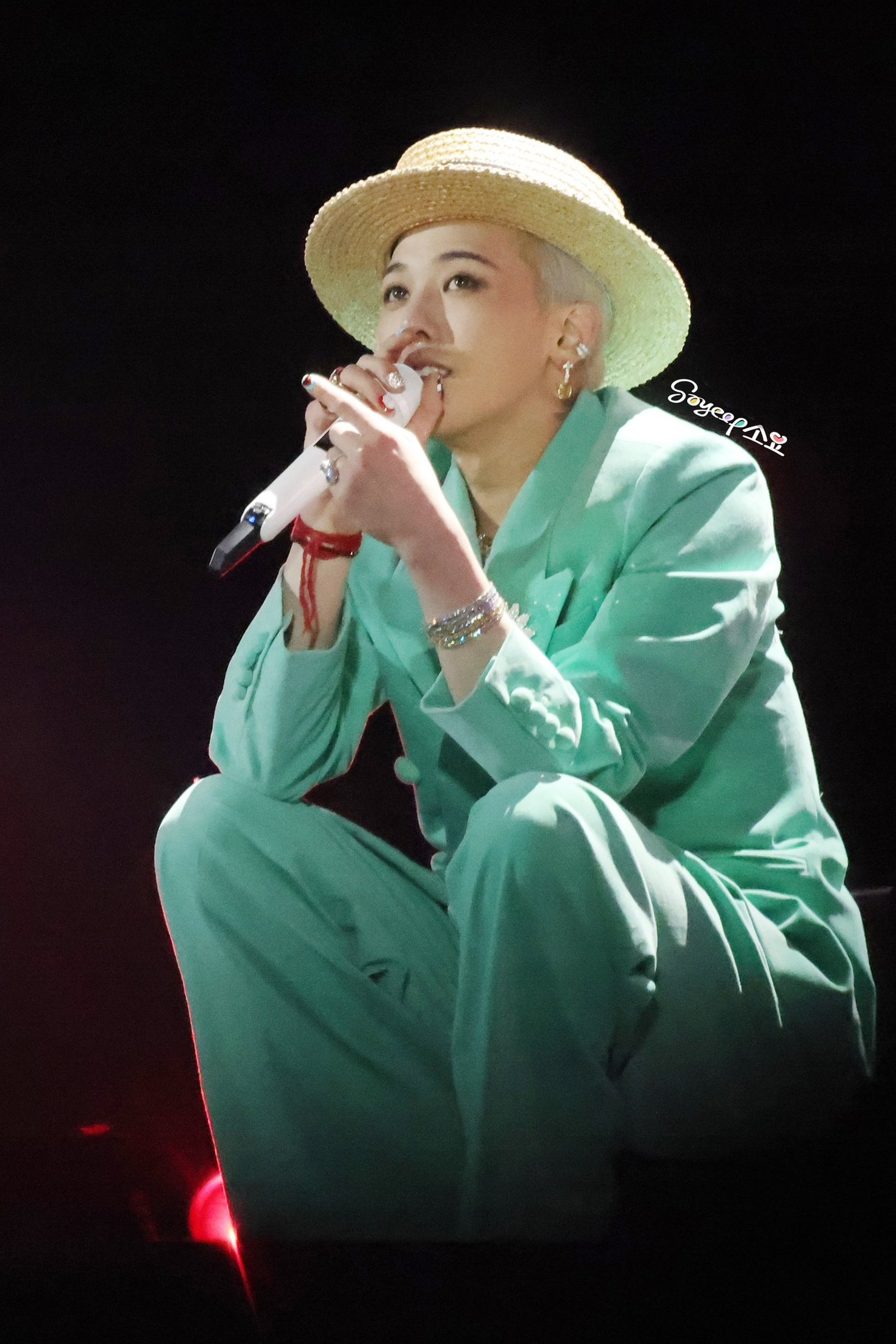G-Dragon gây sốt khi diện áo hoa hồng, trang sức kim cương chục tỷ đồng - 11