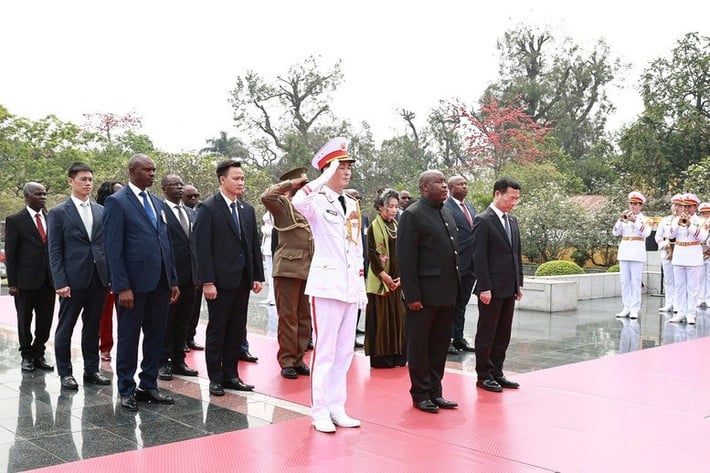 Tổng thống nước Cộng hòa Burundi Évariste Ndayishimiye đặt vòng hoa tại Đài tưởng niệm các Anh hùng liệt sĩ. Ảnh: VGP/Nhật Bắc