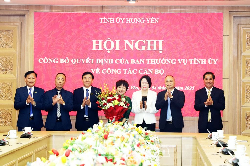 Leaders of the Provincial Party Committee's Propaganda and Mass Mobilization Department presented flowers to congratulate the Editorial Board of Hung Yen Newspaper.