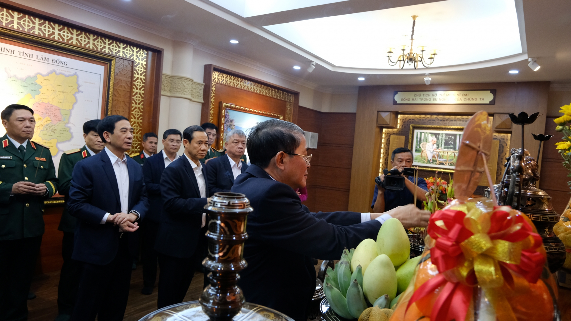 សមមិត្ត Nguyen Duc Hai - សមាជិកគណៈកម្មាធិការមជ្ឈិមបក្ស អនុប្រធានរដ្ឋសភាបានអុជធូបគោរពវិញ្ញាណក្ខន្ធលោកប្រធានហូជីមិញ។