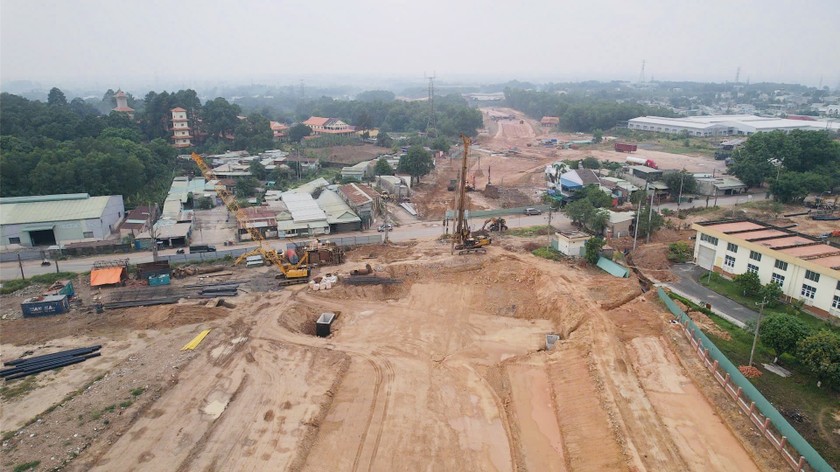 Phần nhà thầu 479 Hòa Bình thi công đang khoan cọc.