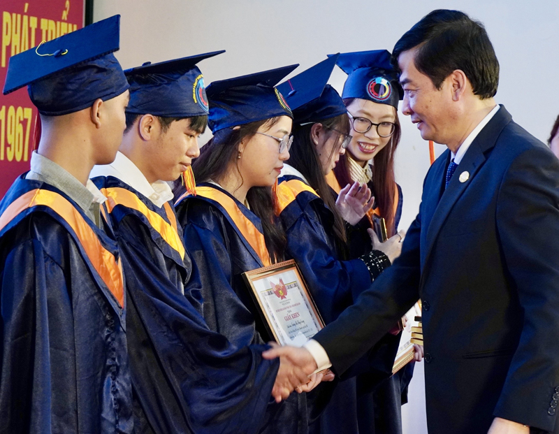 នាយកសាលាឧស្សាហ៍កម្ម និងកសិកម្ម Quang Binh បានផ្តល់រង្វាន់ដល់សិស្សានុសិស្សនូវស្នាដៃសិក្សាដ៏ល្អ។