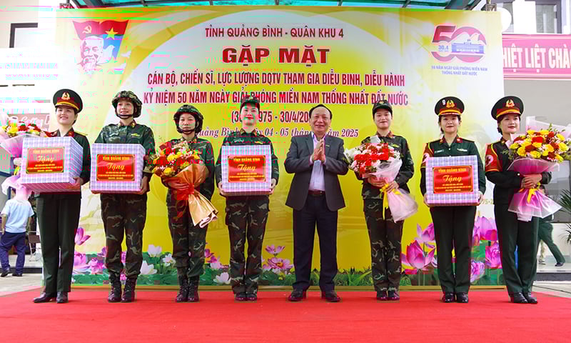 អនុប្រធានអចិន្ត្រៃយ៍គណៈកម្មាធិការបក្សខេត្ត លោក Tran Hai Chau ជូនអំណោយដល់តំណាងកងកម្លាំងដង្ហែ។