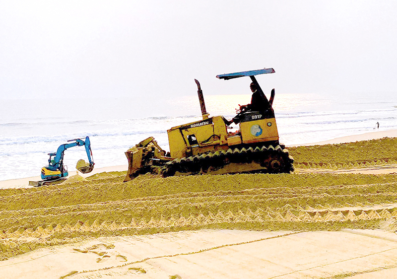 Le conseil d'administration du Centre de services publics a entrepris des travaux d'aménagement et d'embellissement des plages de sable des côtes de Bao Ninh et de Nhat Le. Les kiosques de la plage de Nhat Le sont désormais construits selon un modèle standardisé.