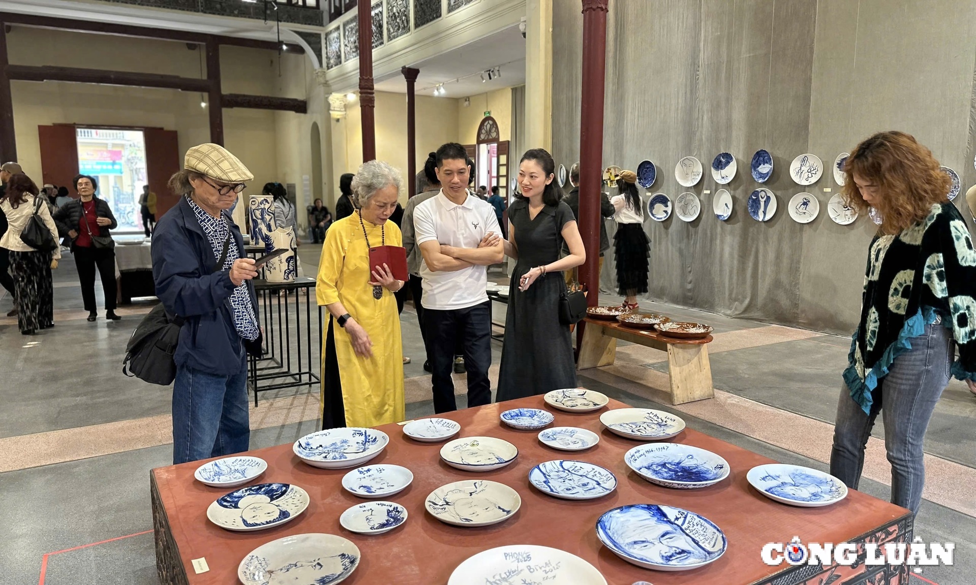 Admire the greeting card products of 42 artists at Hoa Hinh 2