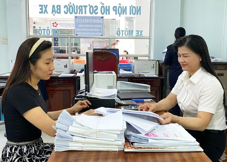 cong-chuc-doi-thue-lien-huyen-tp-pleiku-ia-grai-chu-pah-dang-huong-dan-ho-tro-nguoi-nop-thue-ve-thu-tuc-hanh-chinh.jpg