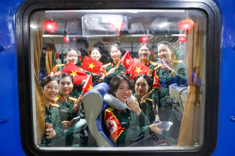 The Ministry of National Defense's parade and marching groups began marching to the South -1