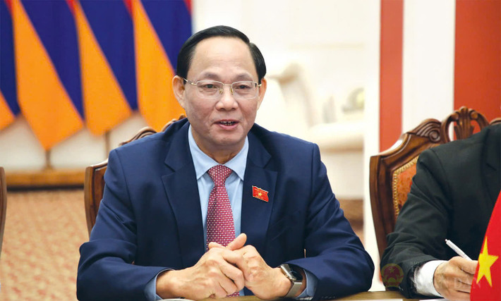 El vicepresidente de la Asamblea Nacional, Tran Quang Phuong, habla en la reunión.