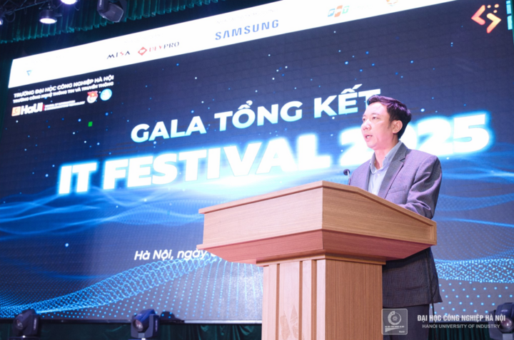 TS. Đặng Trọng Hợp - Hiệu trưởng Trường Công nghệ Thông tin và Truyền thông, thuộc Trường Đại học Công nghiệp Hà Nội - phát biểu tại Gala tổng kết và trao giải Ngày hội Công nghệ Thông tin “IT Festival 2025” tổ chức vào tối ngày 3/4.