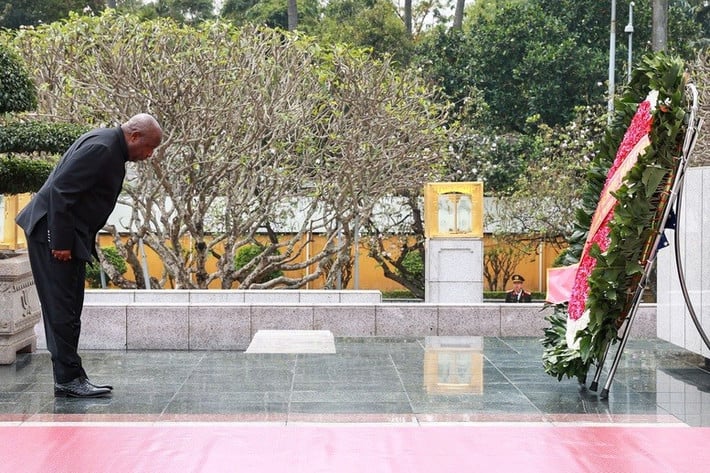 Tổng thống nước Cộng hòa Burundi Évariste Ndayishimiye đặt vòng hoa tại Đài tưởng niệm các Anh hùng liệt sĩ. Ảnh: VGP/Nhật Bắc
